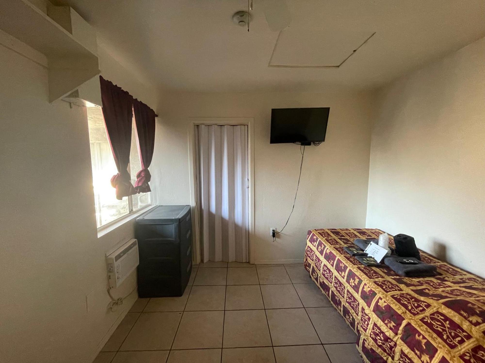 Crown Inn & Suites Spring Valley  Kültér fotó