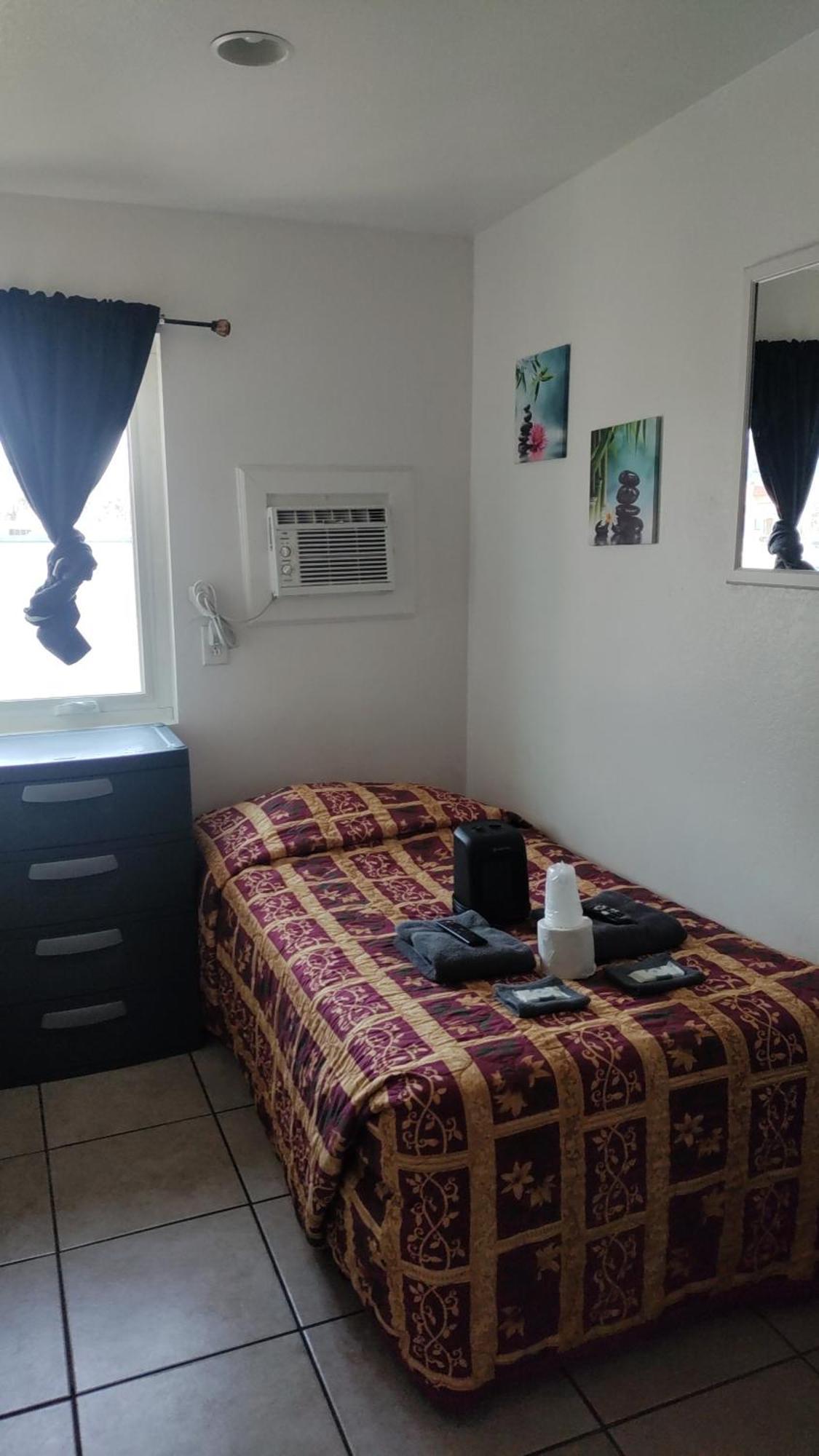 Crown Inn & Suites Spring Valley  Kültér fotó